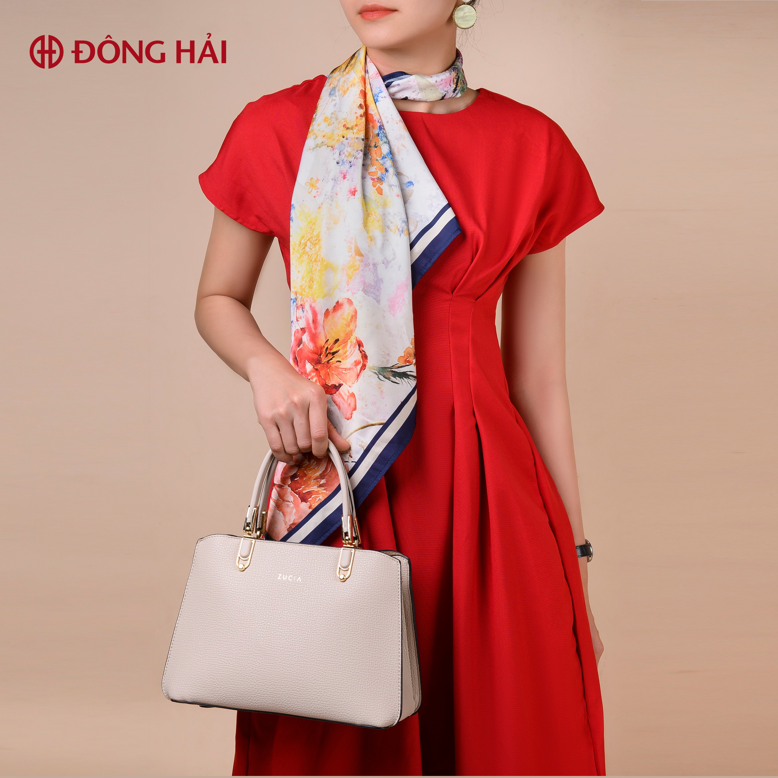 Quà Tặng Tháng 3: Tặng Vớ Cao Cấp Hoặc Khăn Lụa Sang Trọng Khi Mua Sắm