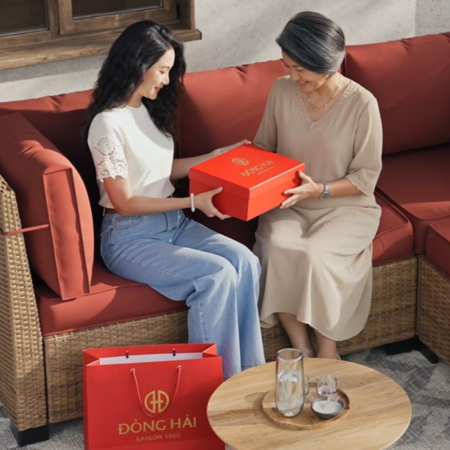 BÍ QUYẾT CHỌN GIÀY ÊM CHÂN VÀ TÚI XÁCH TẶNG MẸ