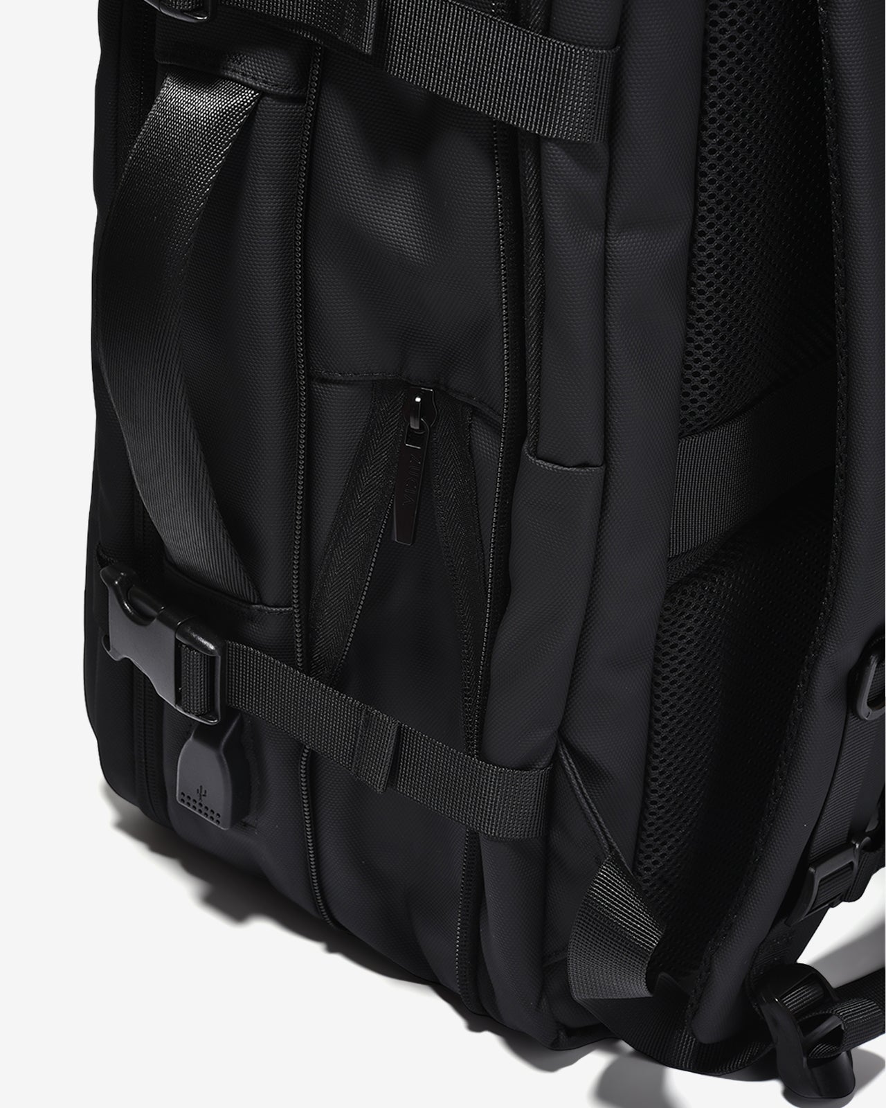 Balo Đeo Vai Xách Tay Zucia The Nomad N22-TJ22Đen Color1