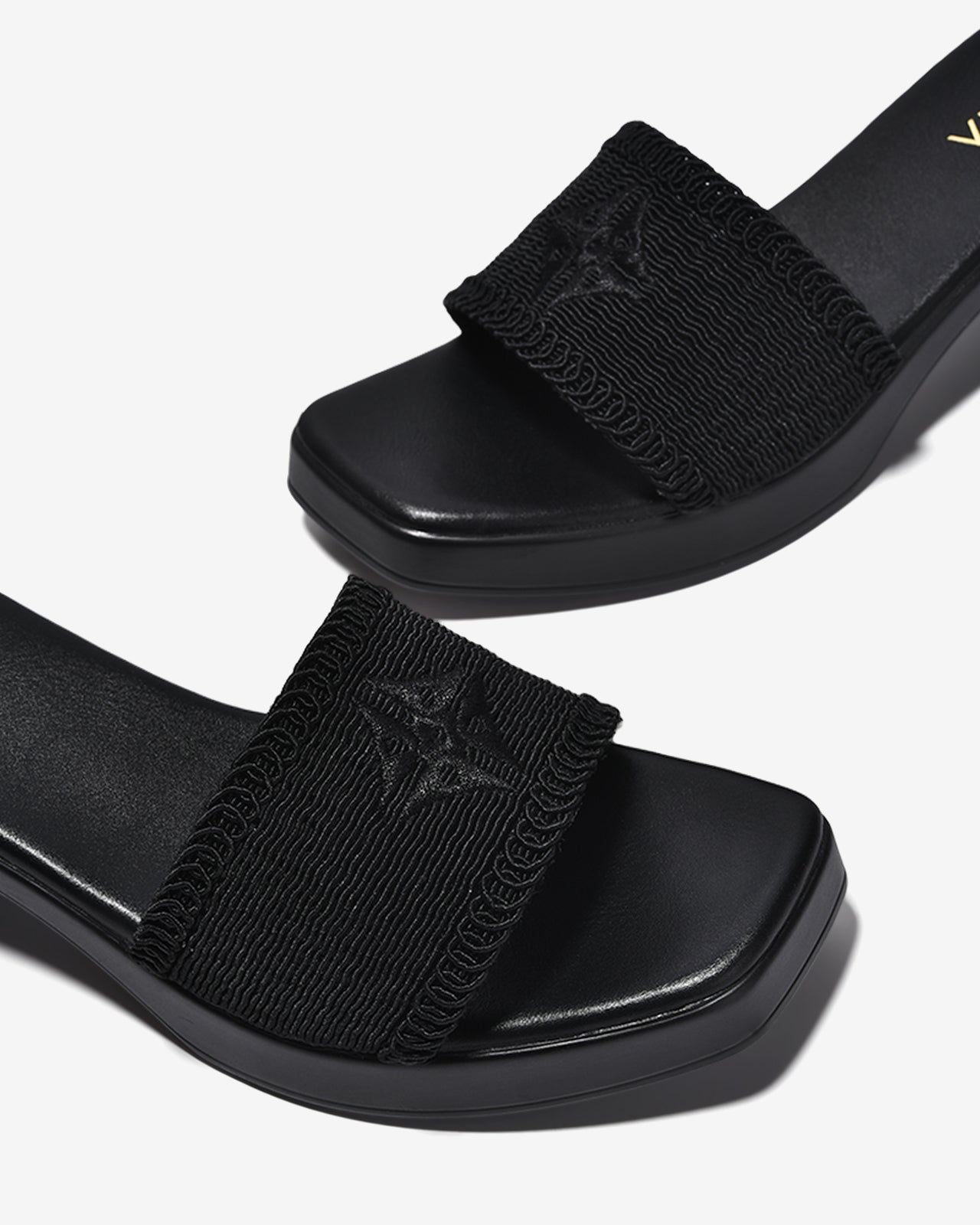 Dép Cao Gót Nữ Zucia Quai Ngang Thêu Logo Chỉ Nổi-DRXB4-Đen Color1