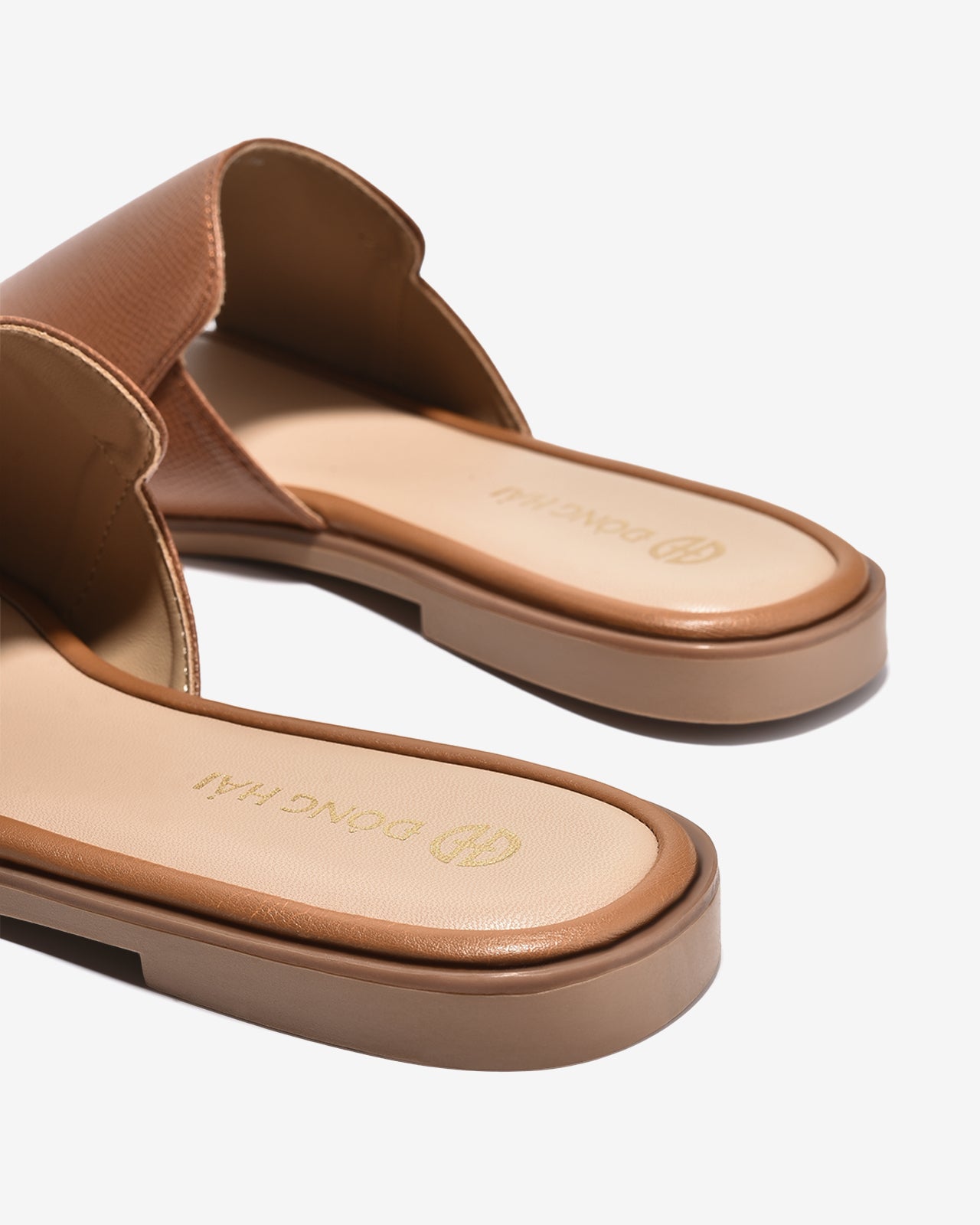 Dép Nữ Đông Hải Quai Bảng To Cách Điệu-D32I3Bò Color1