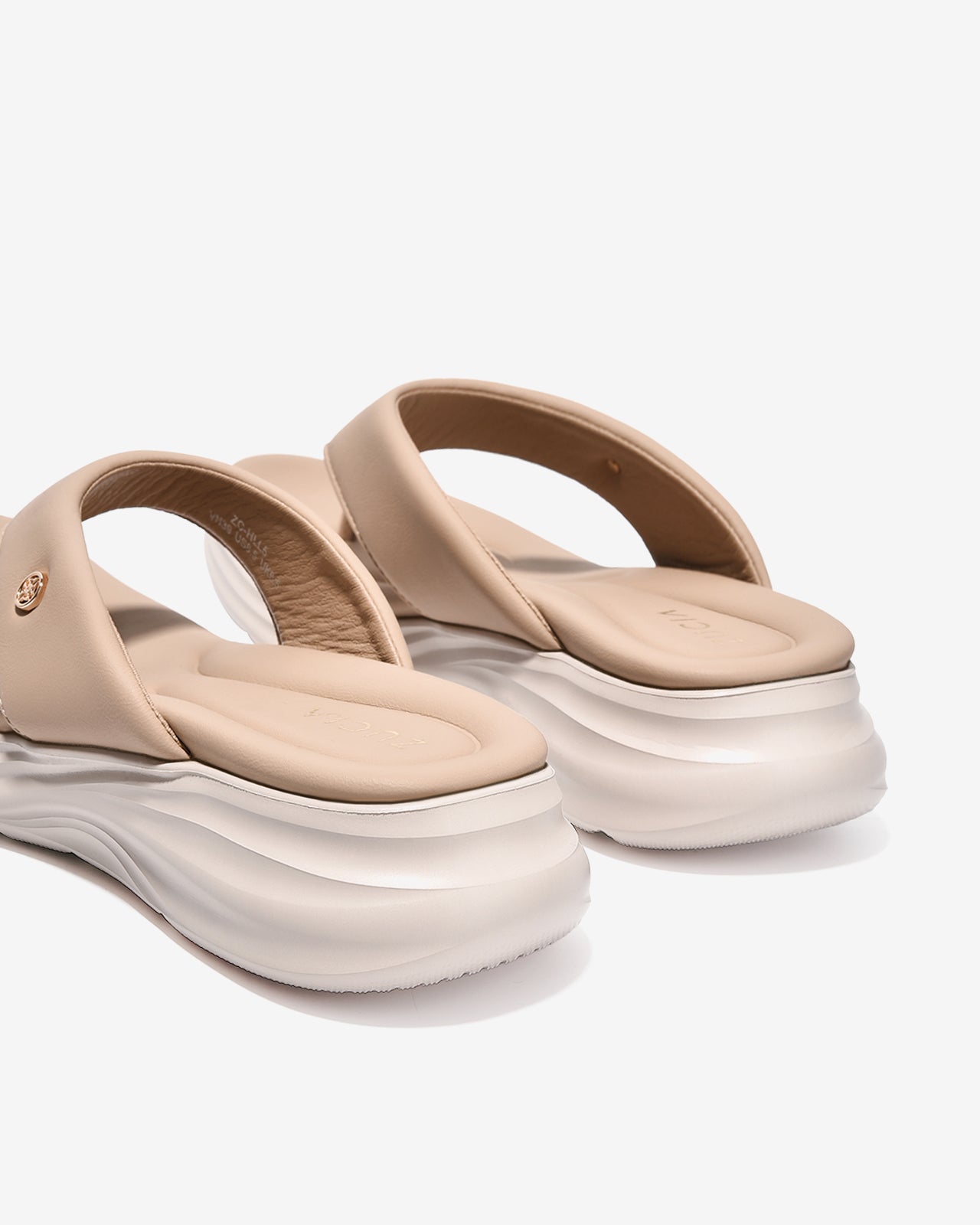 Dép Kẹp Nữ Zucia Quai Trơn Đính Logo Kim Loại-DHLL5-Cafe Color1