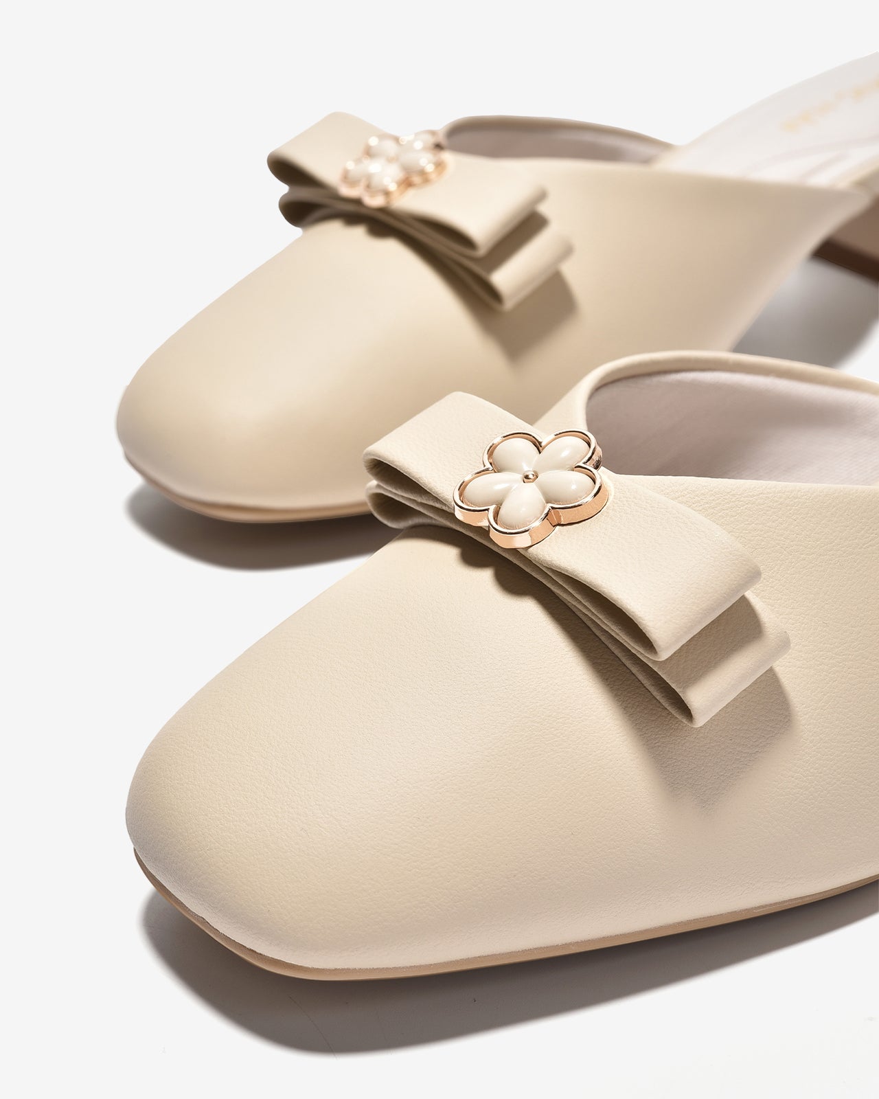 Dép Sapo Nữ Đông Hải Gót Vuông Đính Hoa-G5862-Kem Color1