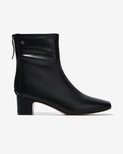 Giày Boot Nữ Zucia Mũi Vuông Chỉ May Dọc Đính Logo-GTHB3-Đen Color1First