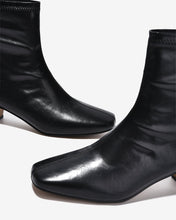 Giày Boot Nữ Zucia Mũi Vuông Chỉ May Dọc Đính Logo-GTHB3-Đen Color1