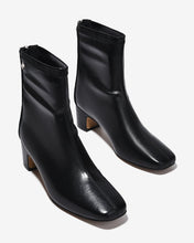 Giày Boot Nữ Zucia Mũi Vuông Chỉ May Dọc Đính Logo-GTHB3-Đen Color1