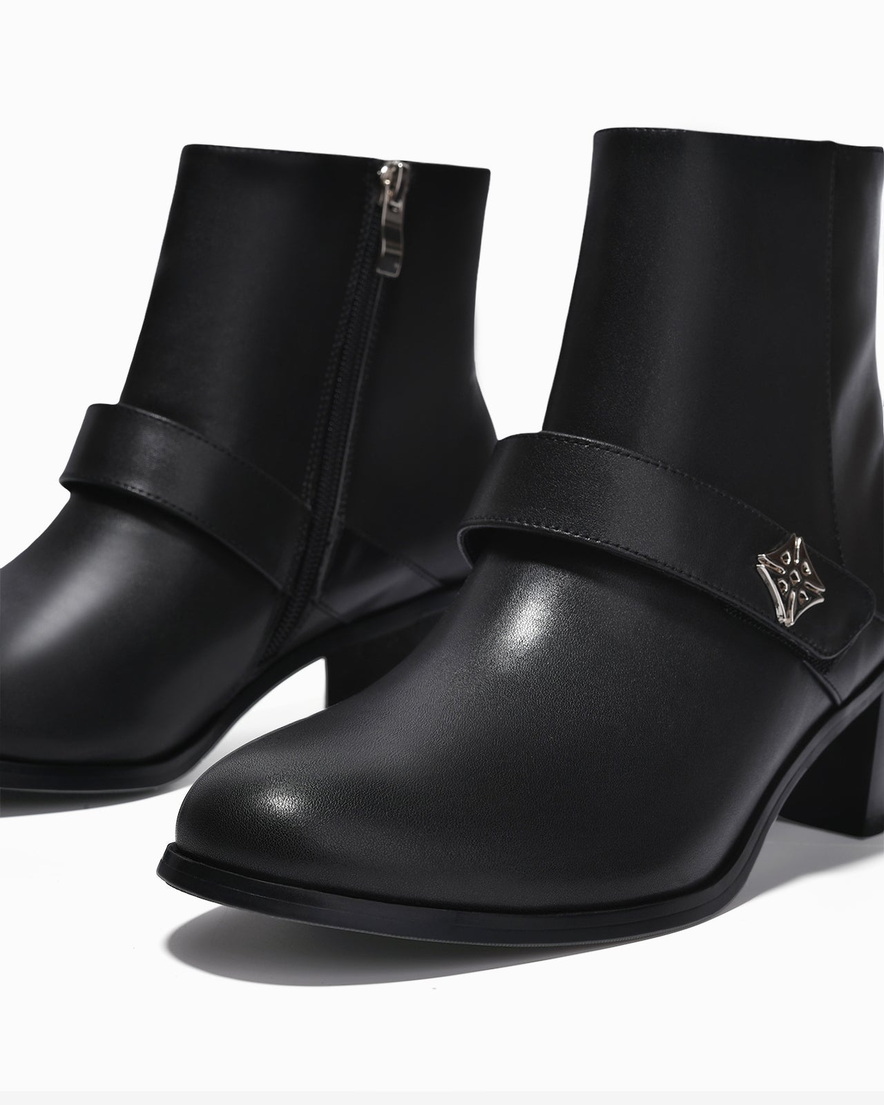 Giày Boot Nữ Zucia Mũi Tròn Quai Da Ngang Đính Logo-GTHB4-Đen Color1