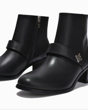 Giày Boot Nữ Zucia Mũi Tròn Quai Da Ngang Đính Logo-GTHB4-Đen Color1