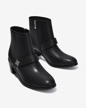 Giày Boot Nữ Zucia Mũi Tròn Quai Da Ngang Đính Logo-GTHB4-Đen Color1