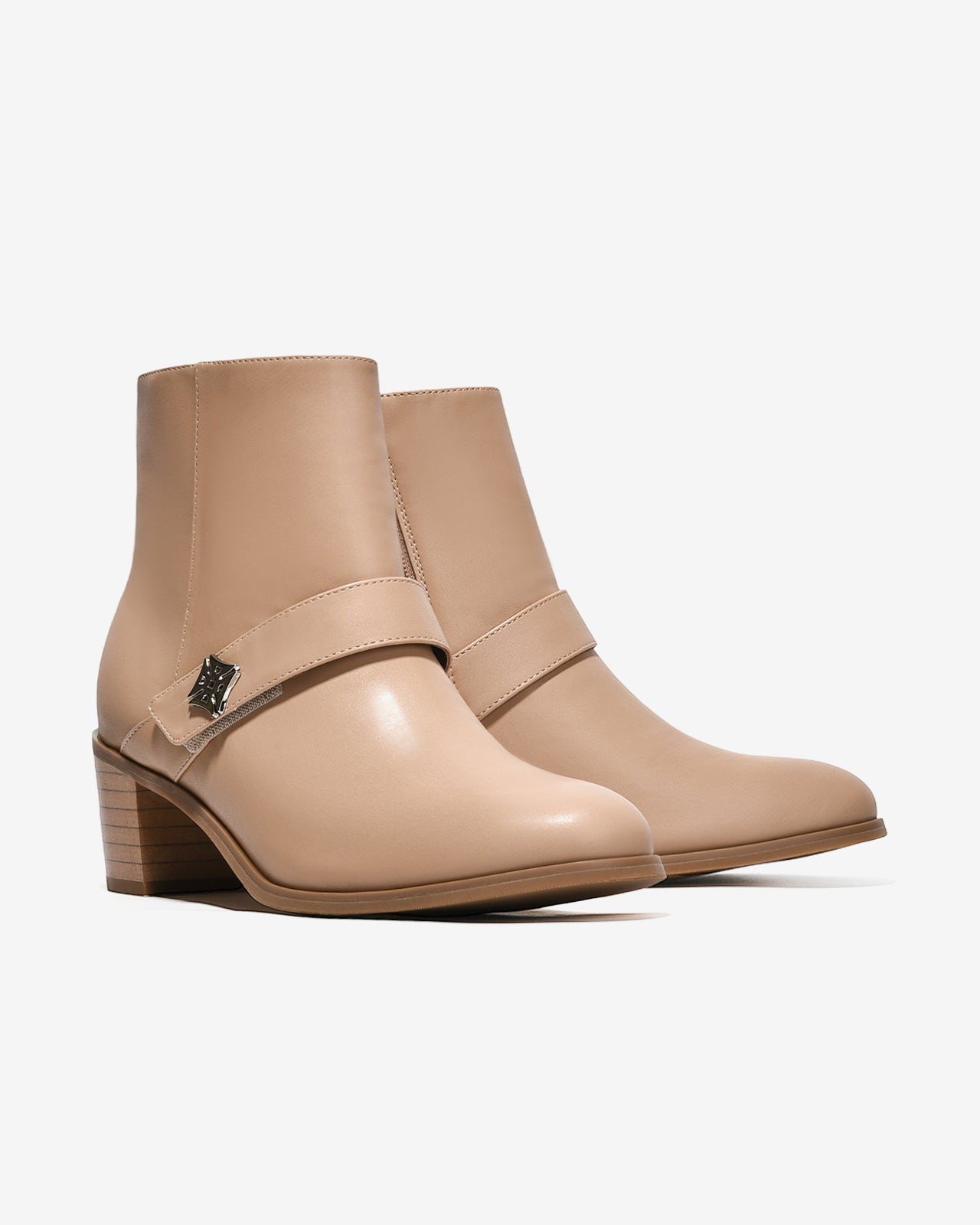 Giày Boot Nữ Zucia Mũi Tròn Quai Da Ngang Đính Logo-GTHB4Kem Color1