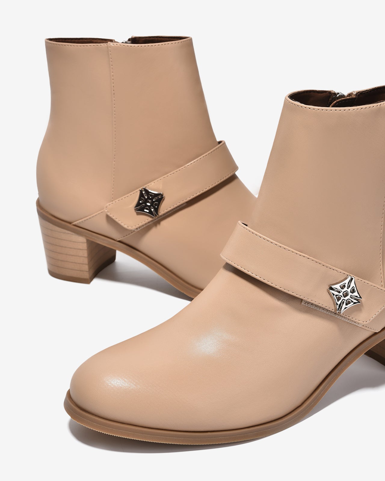 Giày Boot Nữ Zucia Mũi Tròn Quai Da Ngang Đính Logo-GTHB4Kem Color1