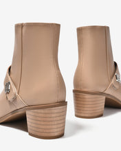 Giày Boot Nữ Zucia Mũi Tròn Quai Da Ngang Đính Logo-GTHB4Kem Color1