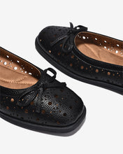 Giày Búp Bê Zucia Họa Tiết Đục Lỗ Khóa Nơ-GHLM4-Đen Color1