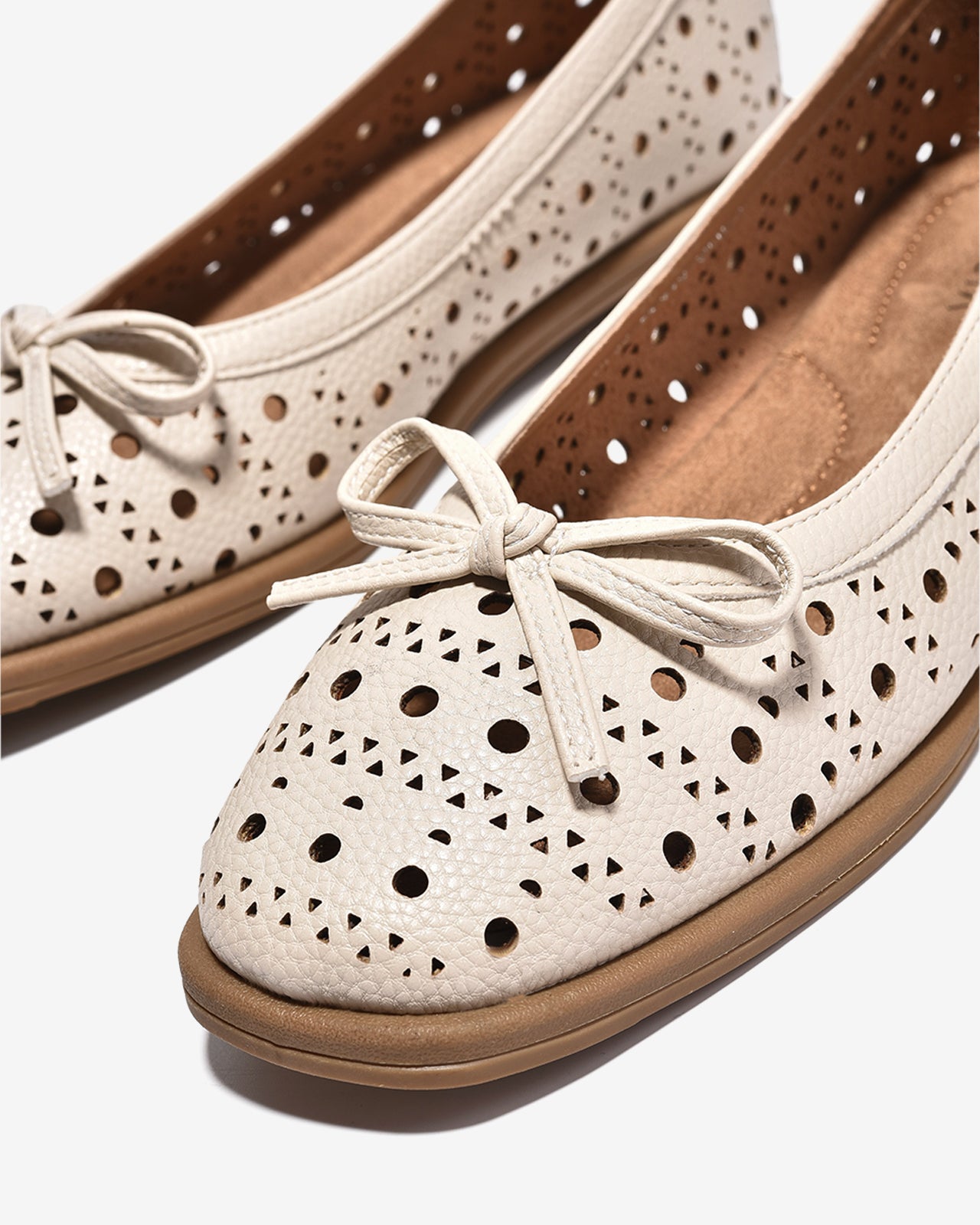 Giày Búp Bê Zucia Họa Tiết Đục Lỗ Khóa Nơ-GHLM4-Kem Color1