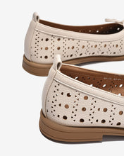 Giày Búp Bê Zucia Họa Tiết Đục Lỗ Khóa Nơ-GHLM4-Kem Color1