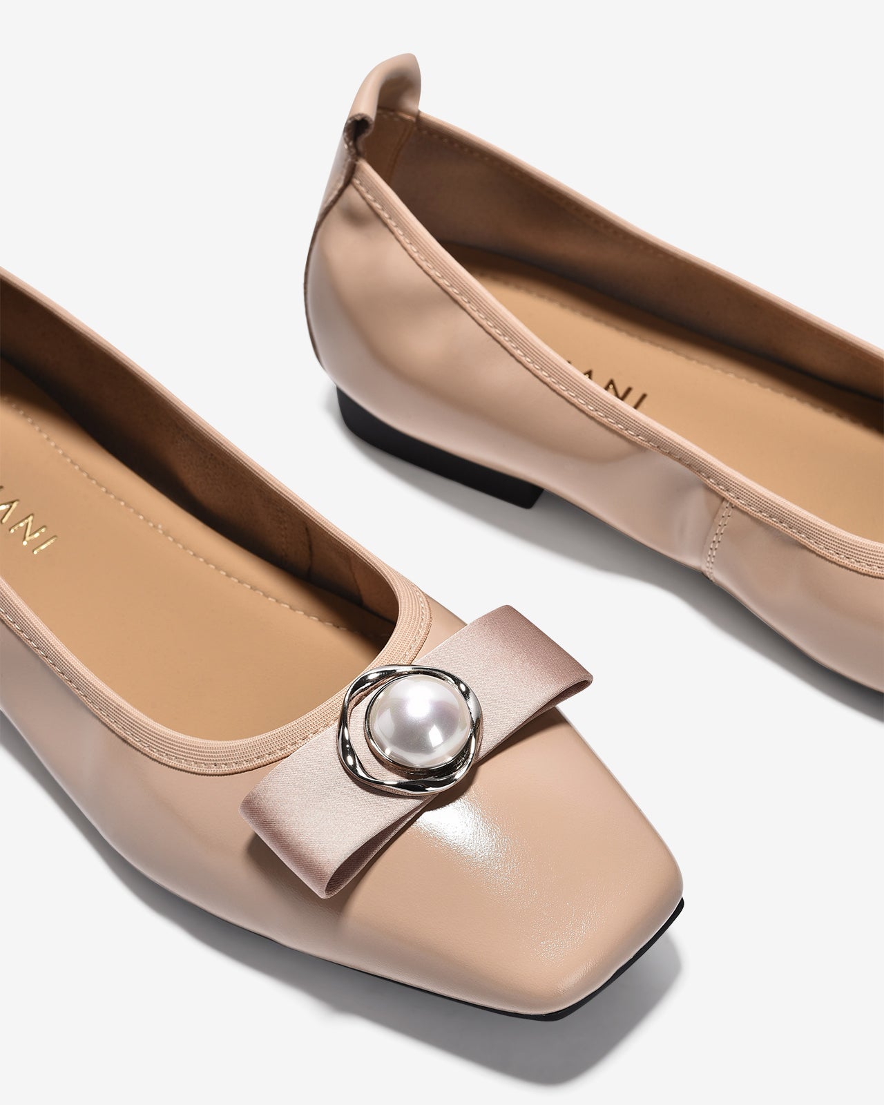 Giày Búp Bê Zuciani Da Bóng Đính Ngọc Trai-GCM06Kem Color1