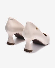 Giày Cao Gót Đông Hải Mũi Nhọn Khóa Logo-G81U6-Kem Color1