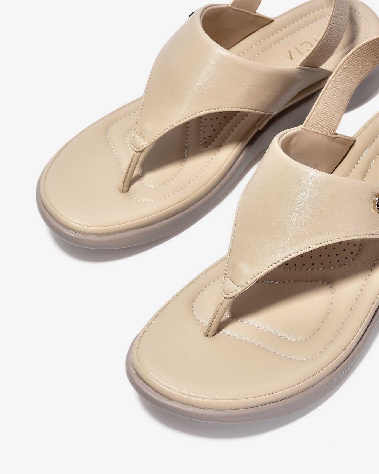 Giày Sandal Kẹp Nữ Zucia Quai Bảng Lớn Đính Logo-SRXB6-Kem Color1