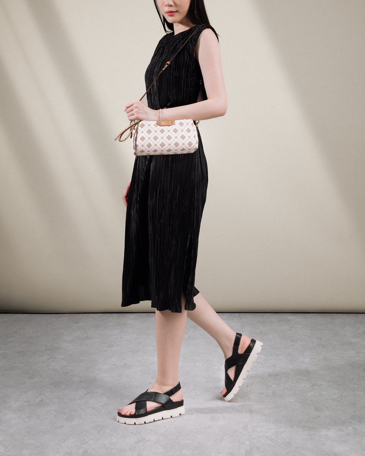 Giày Sandal Zucia Quai Chéo Bản To-STH94Đen Color1