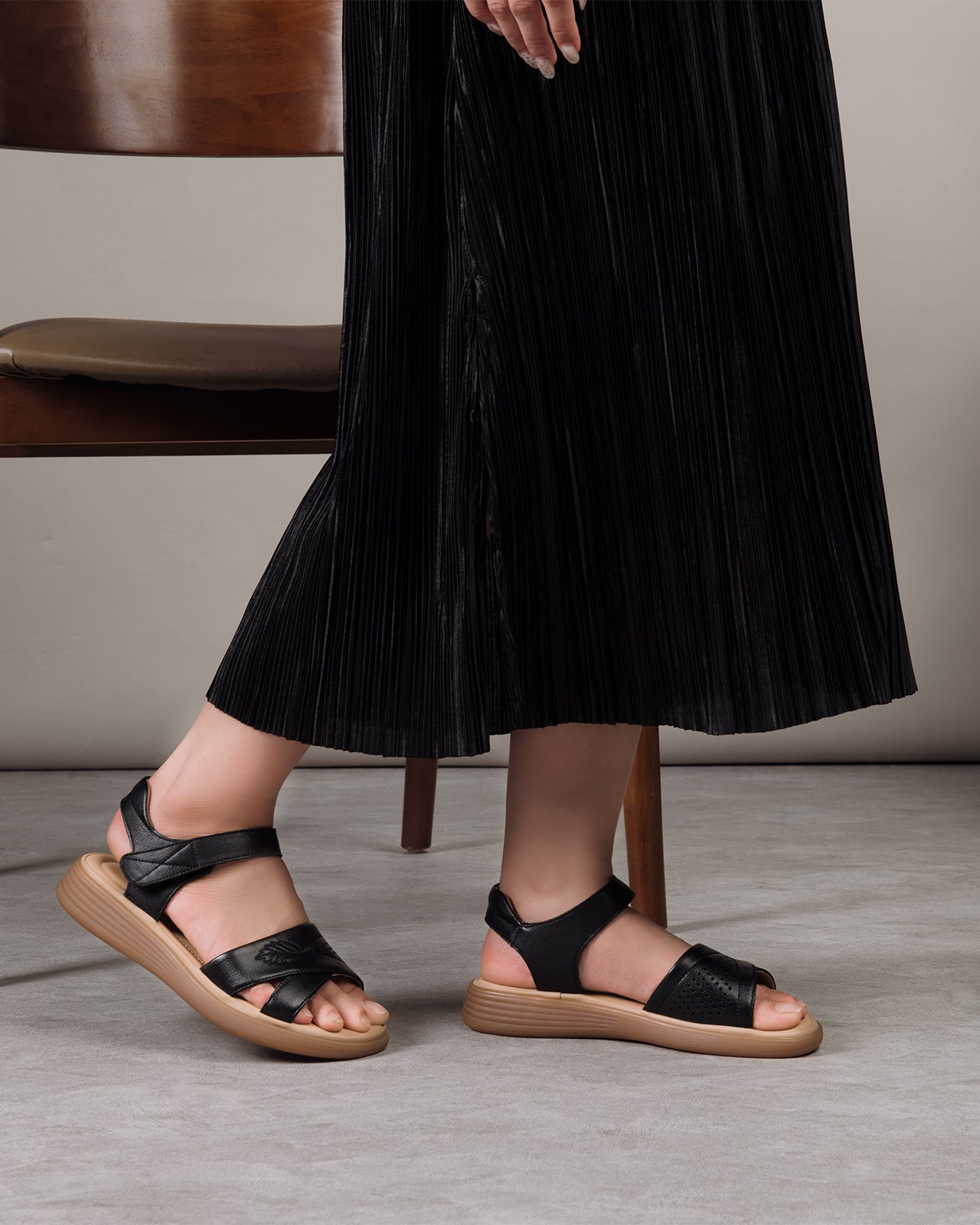 Sandal Nữ Zuciani Quai Ngang Thêu Hoạ Tiết-SCF60Đen Color1