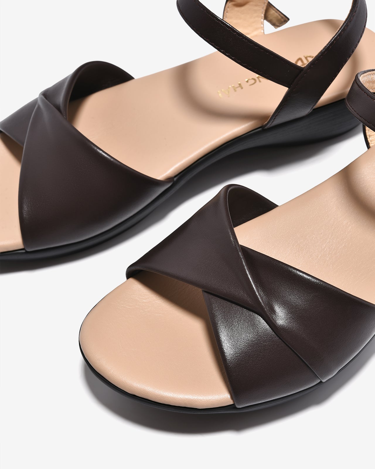 Sandal Xuồng Đông Hải Quai Xoắn-S32I2-Nâu Color1