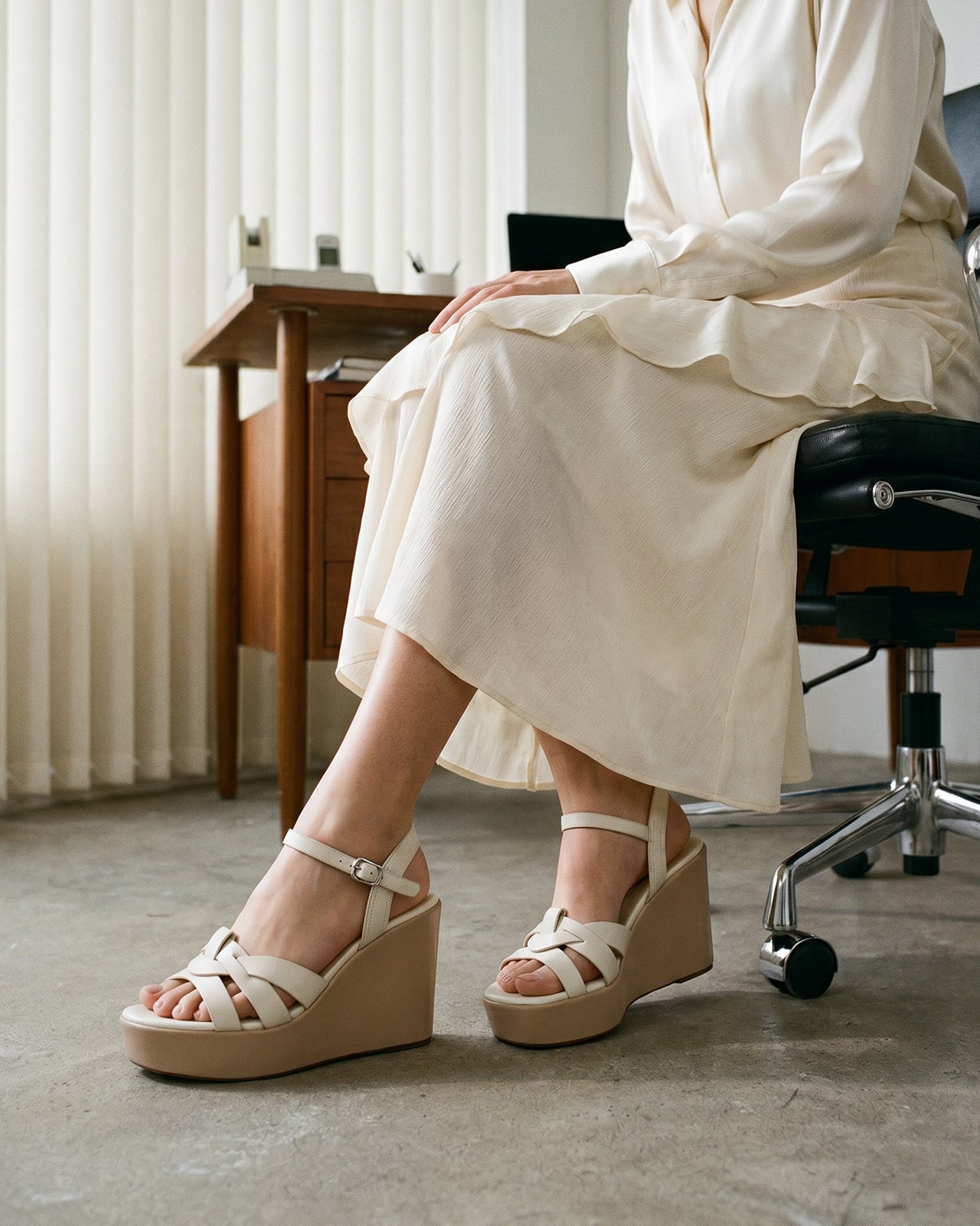 Sandal Xuồng Đông Hải Êm Chân Quai Đan Chéo-S32I4Kem Color1