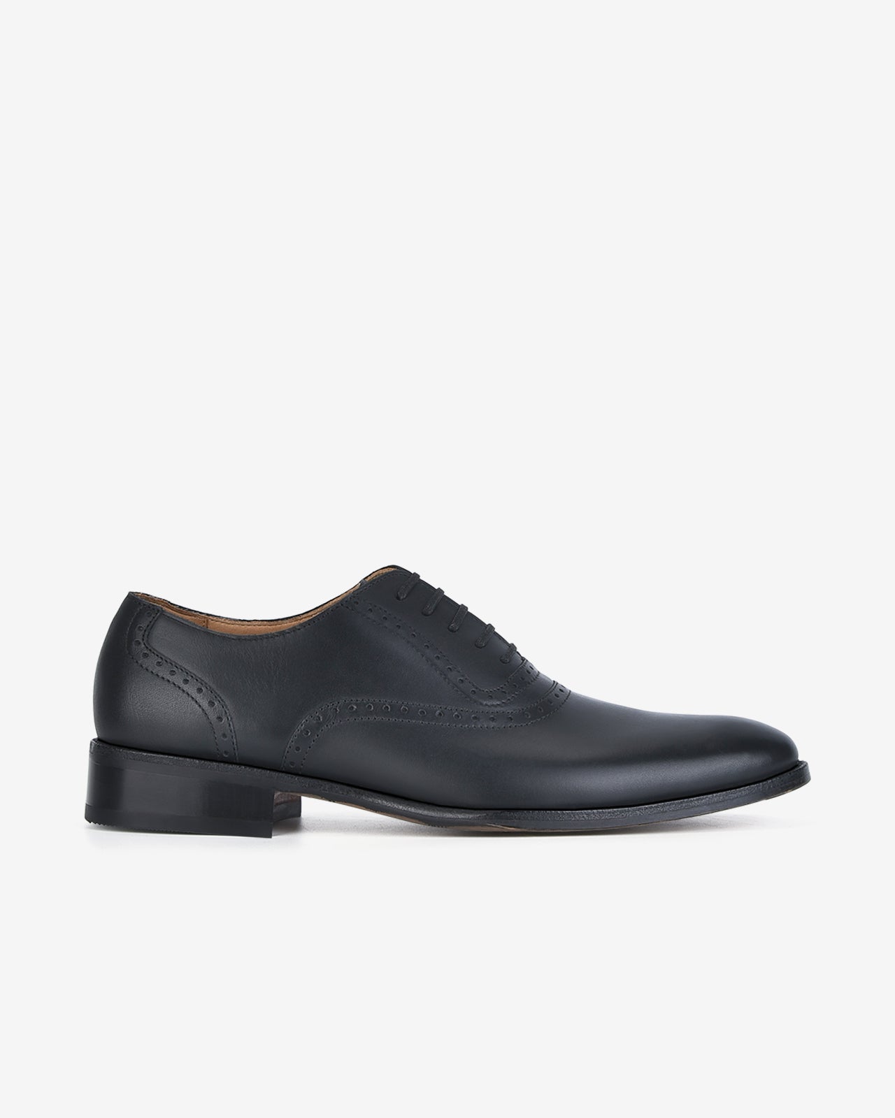 Giày Brogue màu đen với họa tiết đục lỗ tinh xảo, thể hiện phong cách cổ điển