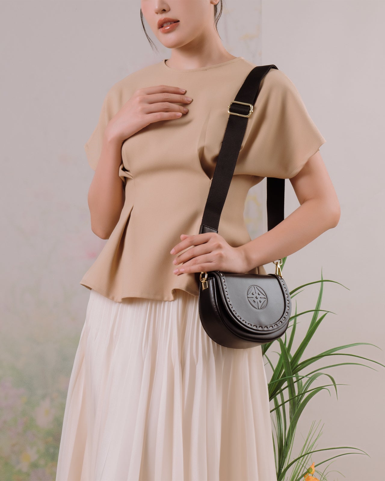 Túi Đeo Vai Viền Chỉ Nổi Zucia Into You N09-VS09Đen Color1