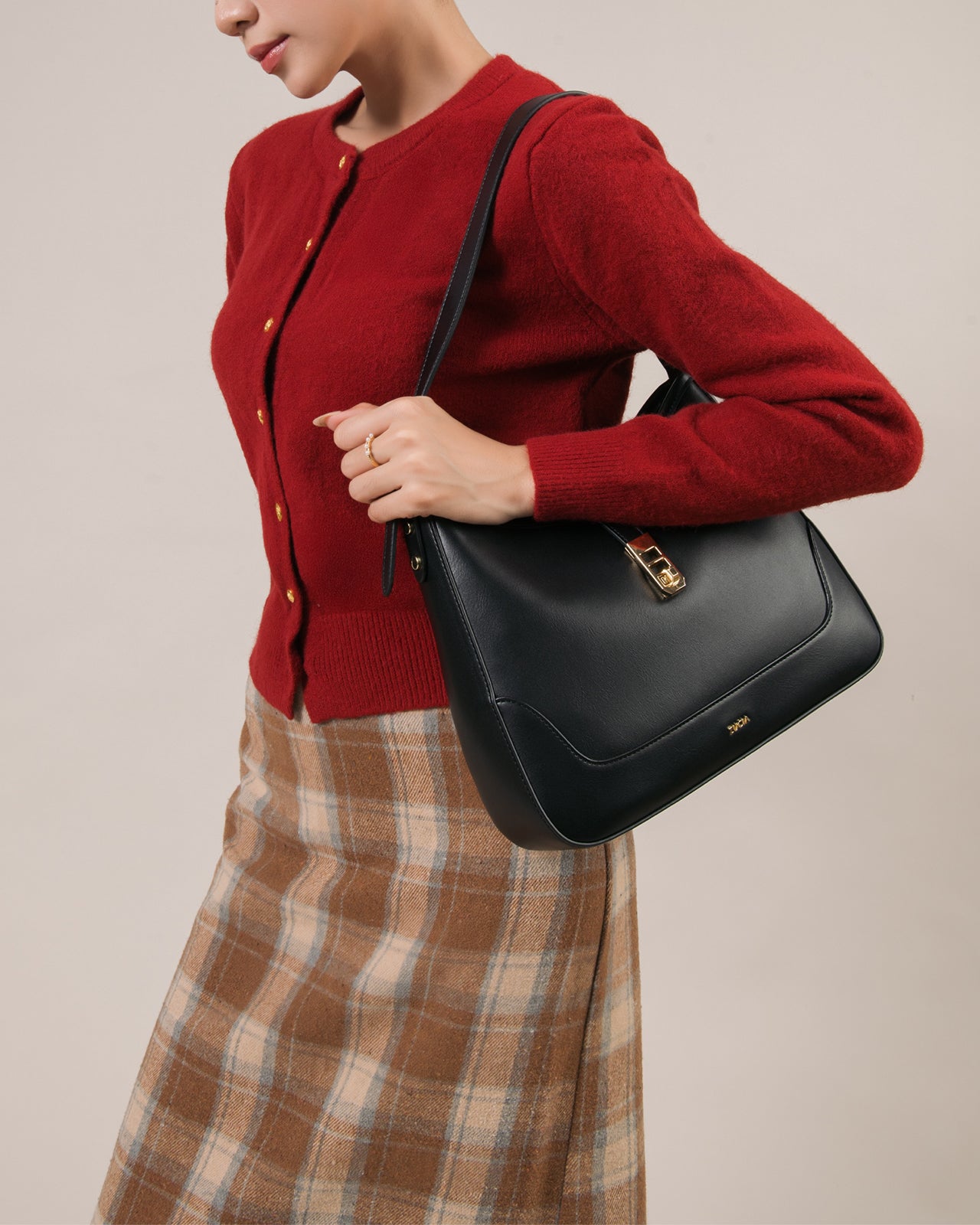 Túi Xách Tay Đeo Vai Hobo Khóa Xích Zucia InTo You N03-VS03Đen Color1